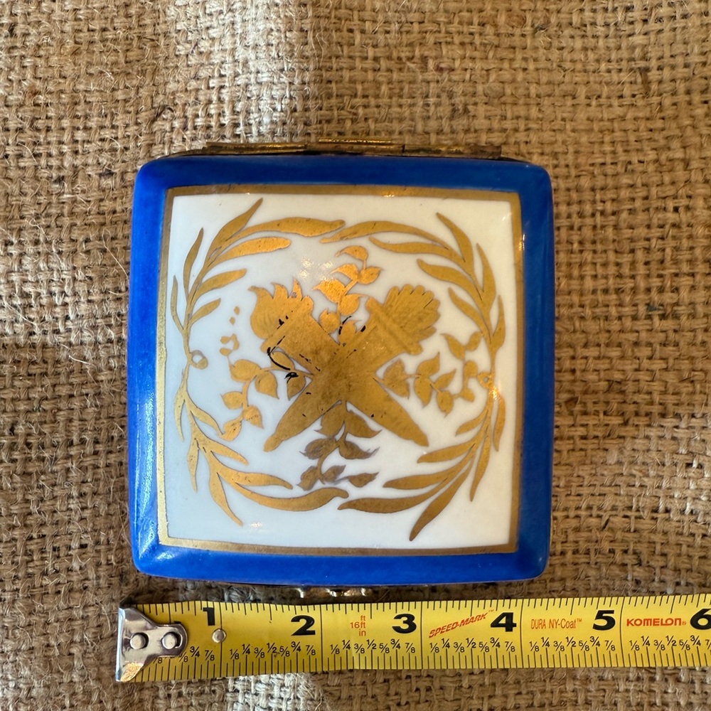 Vintage French porcelain painted trinket box - Picture 4 of 4
